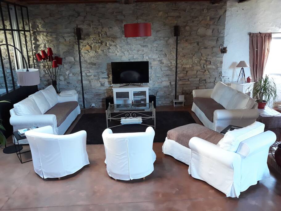 Vaste salon avec TV, wifi à disposition