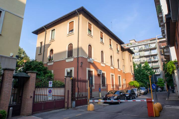 Bright and comfy in a beautiful contemporary home gallery image 2