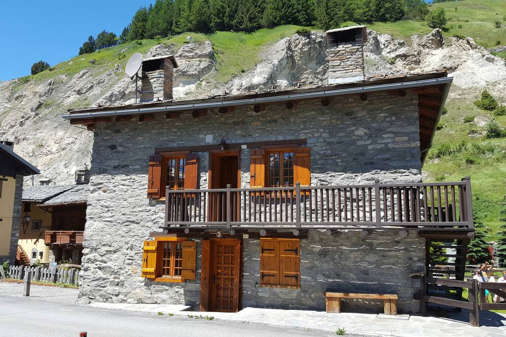 Dalle due finestre poste ai lati della casa, si possono vedere gli impianti sciistici e il ghacciaio del Rutor.