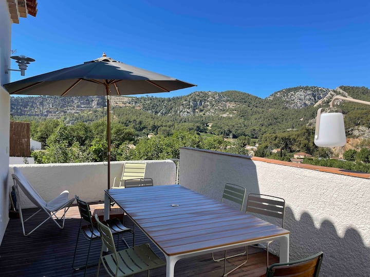 Spacious & Modern Villa Overlooking Vineyards - Bandol