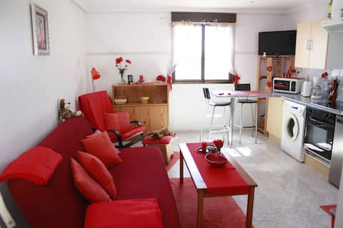 Anuncio de Airbnb popular: Red apartment right on the sea en Pobles Del Sud