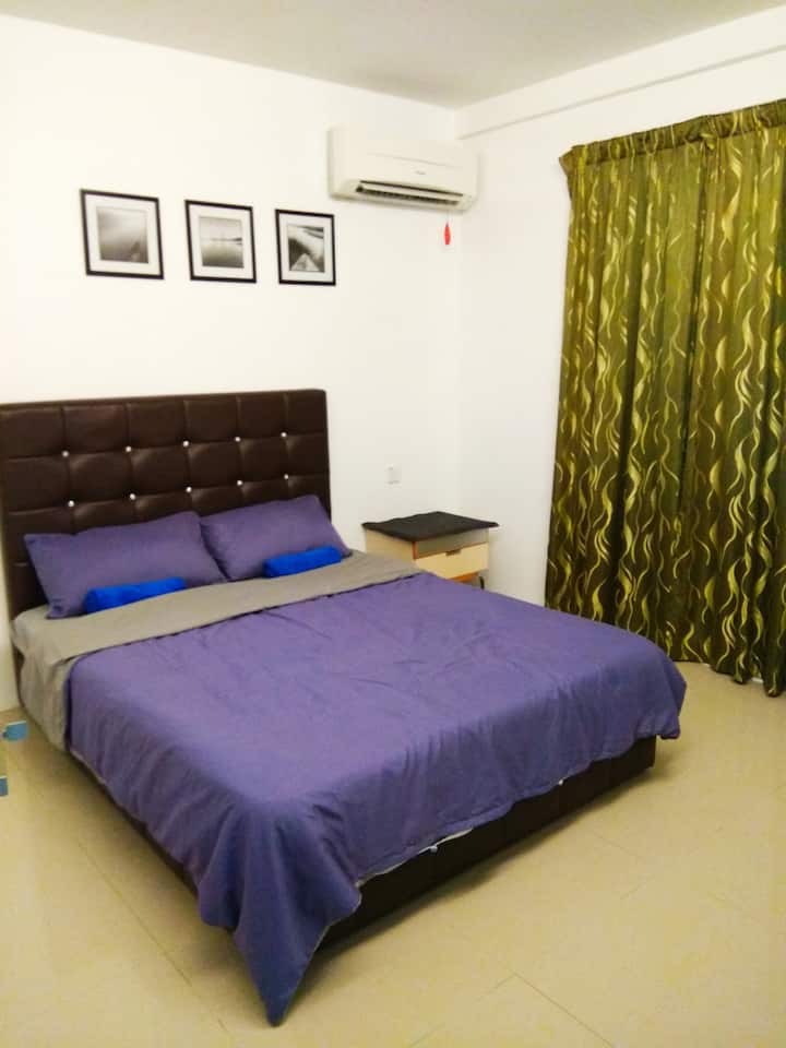 חדר שינה עם מיזוג אוויר