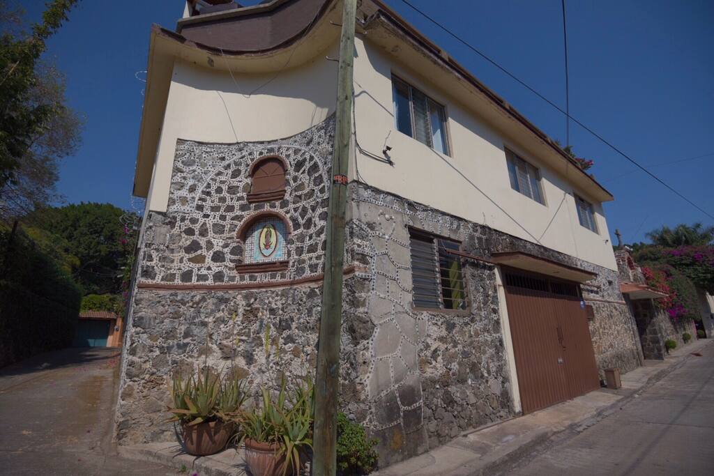 CASA: Fachada de la hermosa y céntrica casa en renta (vista desde Privada).