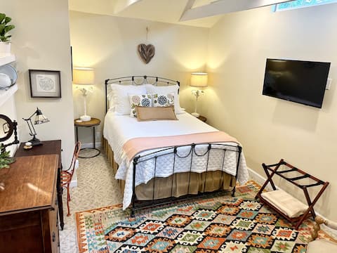 Charm in the Heart of Va-Hi: Serene Studio Retreat