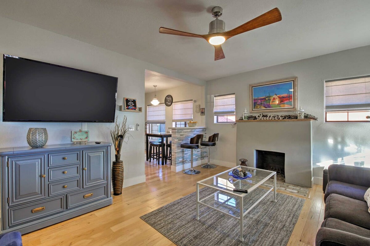 Woonkamer met grote tv en queensize slaapbank