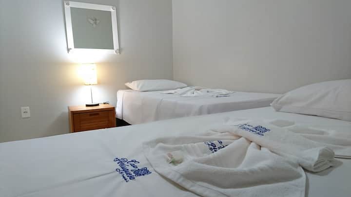 ห้องเดี่ยว - เตียงเดี่ยวสองเตียงแต่สามารถทำเป็นเตียงคู่ได้ เครื่องปรับอากาศ! ห้องพักชั้นล่าง 