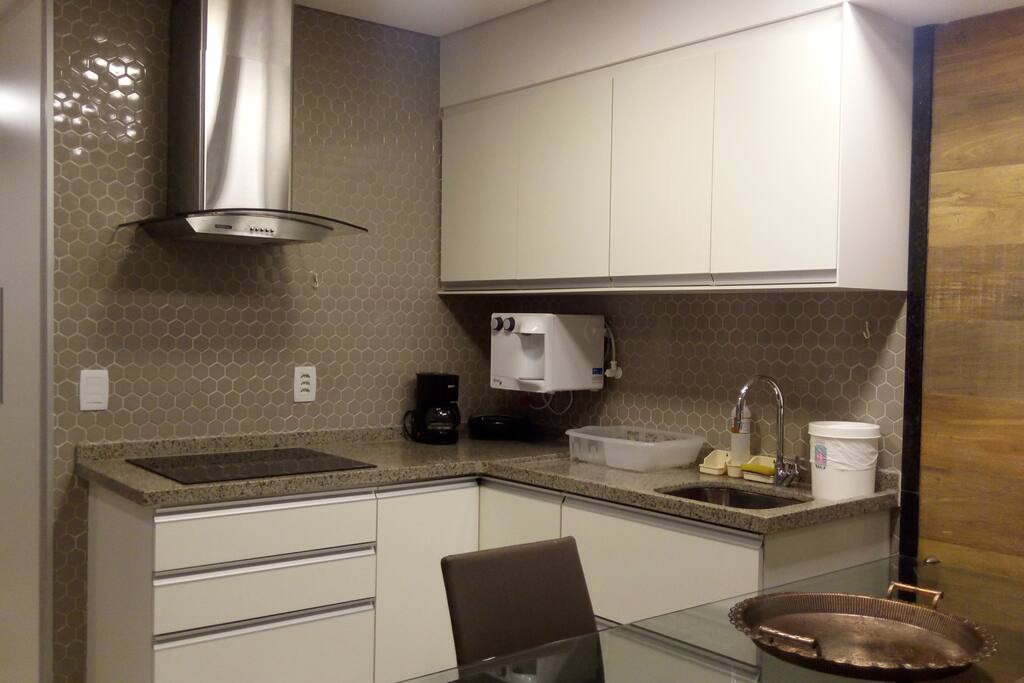 cozinha completa com eletros domésticos