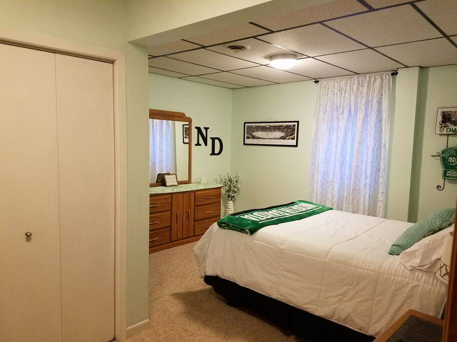 Queen bed in ND theme bedroom.