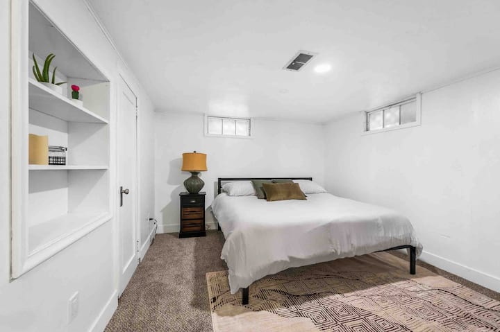 Dhoma e tretë e gjumit në bodrum. Krevat dopio "king size", televizor inteligjent 32", dollap dhe komodinë. 