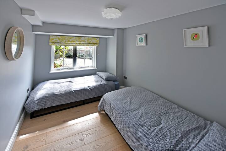 חדר שינה 2 - שתי מיטות יחיד.