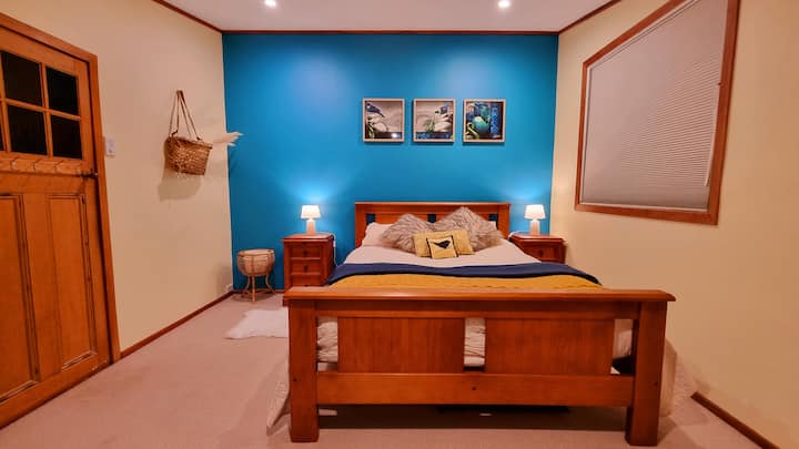 Appena ristrutturato! Finiture Rimu, vernice nuova e un letto comodissimo con biancheria di lusso. 