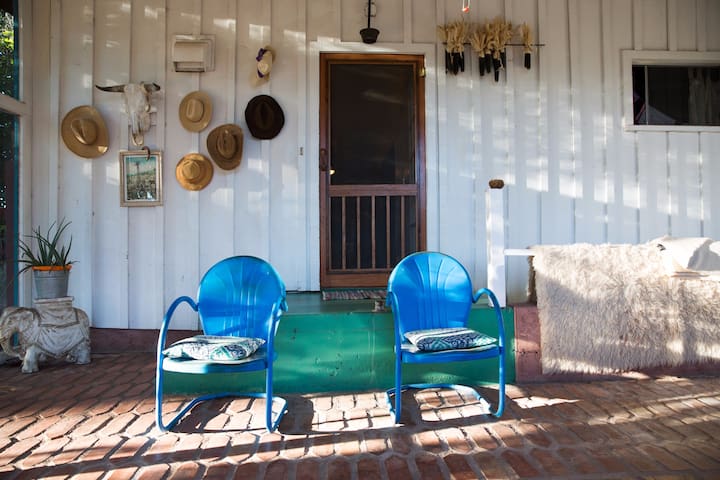 Artist home in wine country~amongst trees & creek