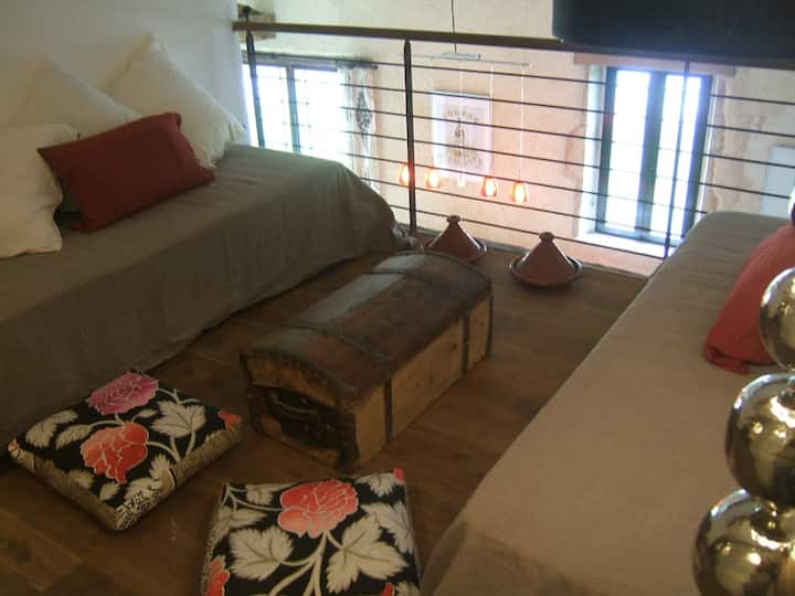 Mezzanine: dhoma e leximit ose zona e fjetjes.