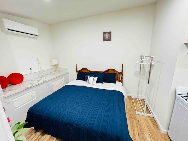 Renovated Guesthouse w/parking discount monthly