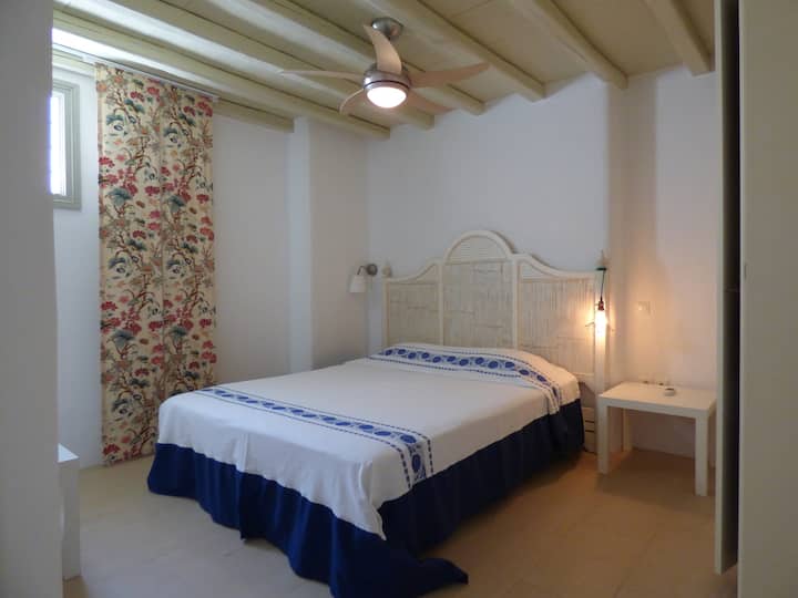 Dhoma e gjumit e dytë në katin përdhes