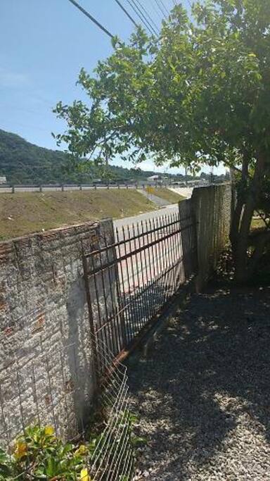 A sc 403, portão pequeno fica para esta rua.