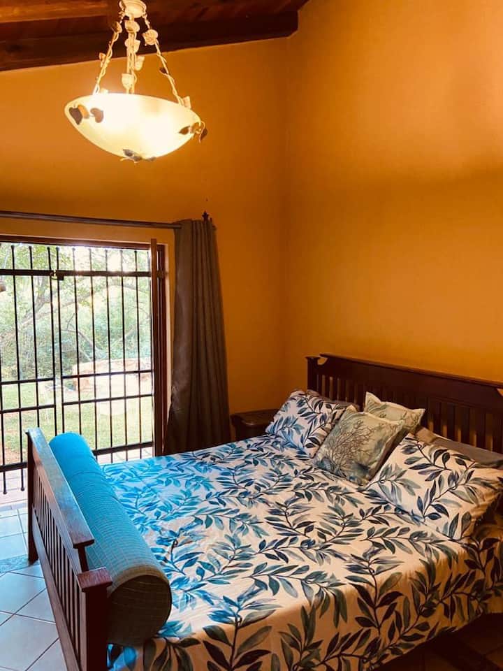 Dormitorio principal, en suite con cama tamaño king. 