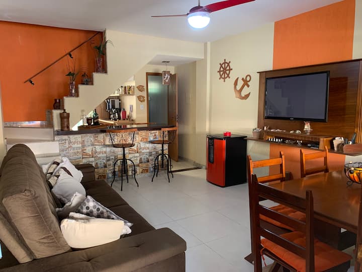Habitación completa con TV, cervecería, sofá, mesa para 6 personas y bar