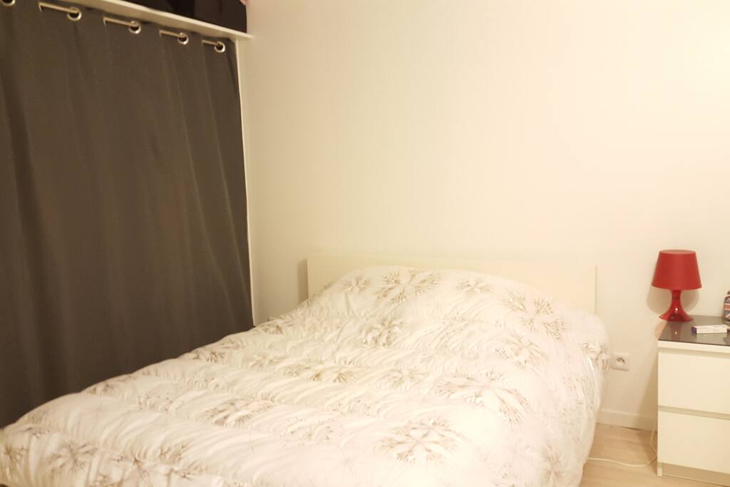 Jolie chambre avec dressing, commode et range chaussures