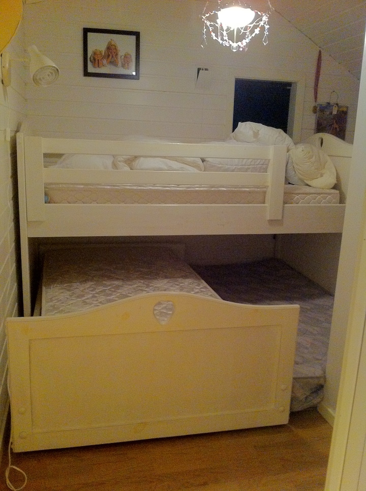 楼上的一间卧室被用作儿童房。年轻人。这是一张来自美国的手工上下铺，还有一张额外的床垫。 