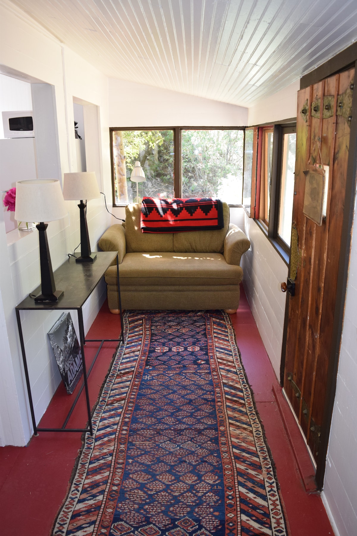 Დახურული ვერანდის შიდა კადრი.