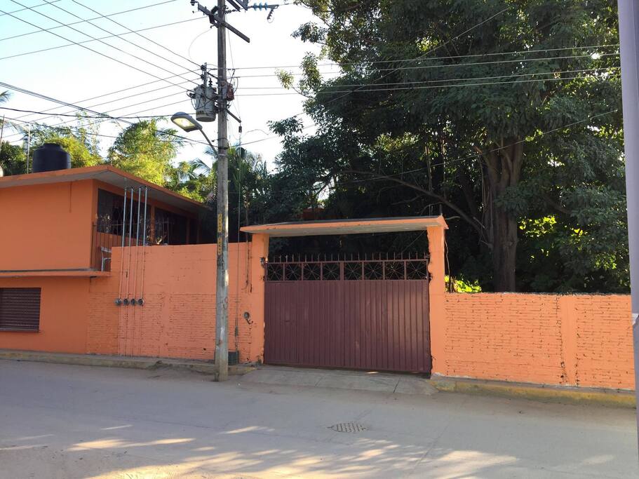 Esta es la entrada principal de la casa, cuenta con porton para ingresar al interior.