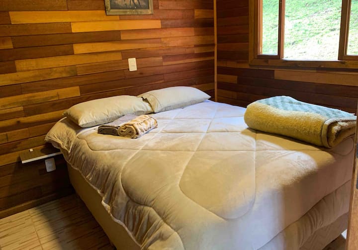 2. spavaća soba s bračnim krevetom, posteljinom, ručnicima, pokrivačima i jastucima 