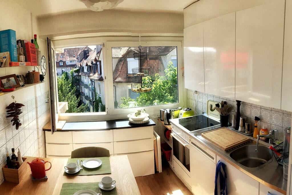 The cosy kitchen is ready for breakfast