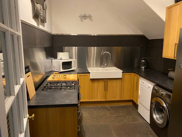 Fabulously spacious basement flat city centre gallery image 5