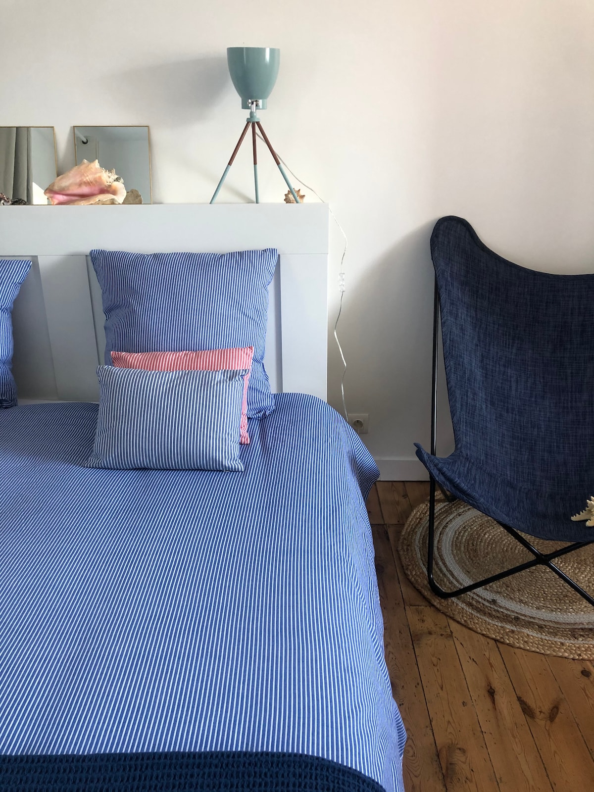 Master chumba cha kulala na madirisha pande zote mbili (mji na bustani mtazamo), malkia ukubwa kitanda (160).