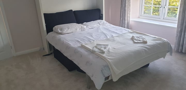 Double Bedroom And A Private Bathroom - Ross-on-Wye