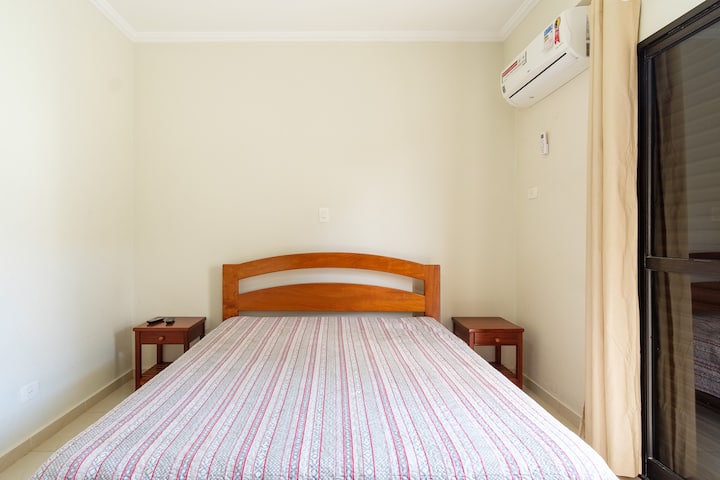 第一间套房（主）卧室内有双人床。 全新空调、阳台、吊扇、电视、连接天空阳台电器的点和防护网络。