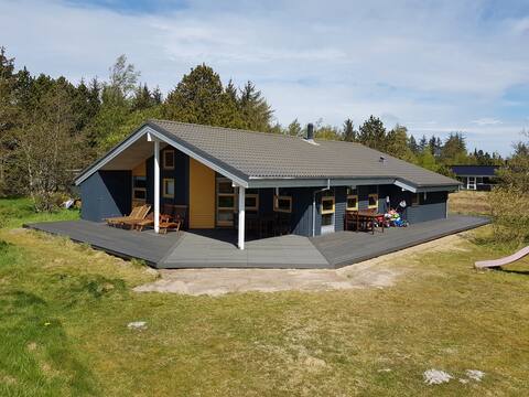 Summerhouse with beautiful surroundings near beach