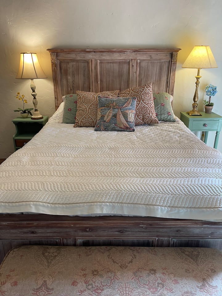 Една от спалните, която споделя баня и баня на Джак и Джил с друга стая. Всяка стая разполага с килер, балкон, бюро и свързана баня.