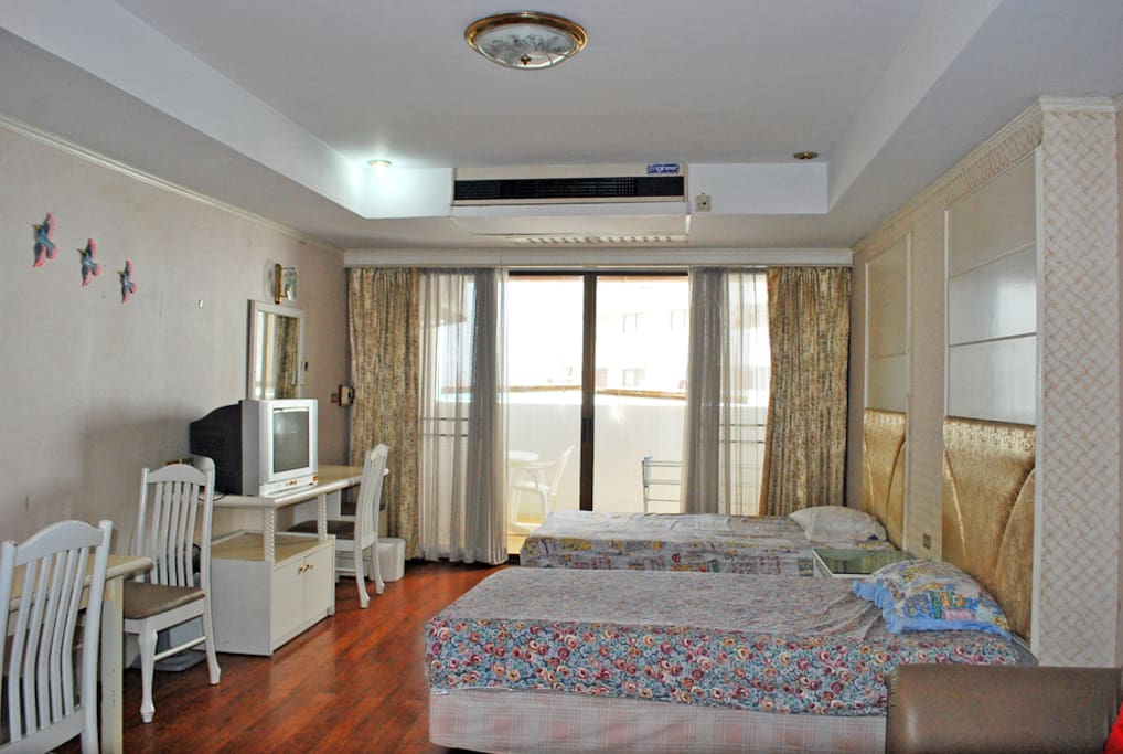 Spacious Studio with 2 single beds