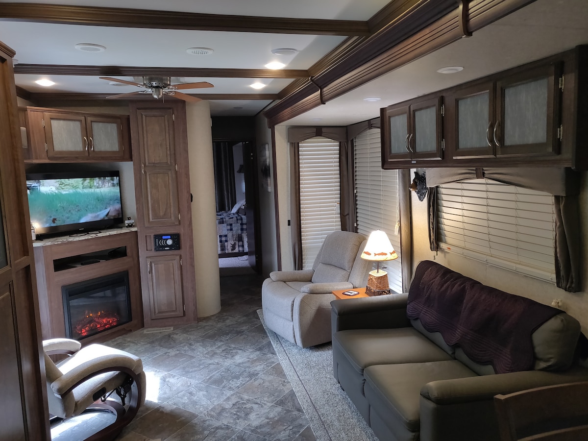 Sehemu ya sebule.  Inajumuisha viti 2 vizuri sana vya kulala na kisu cha jack, sofa ya kulala ya ukubwa kamili (inafaa zaidi kwa watoto wawili au mtu mzima mmoja na mtoto au mtu mzima mmoja.)