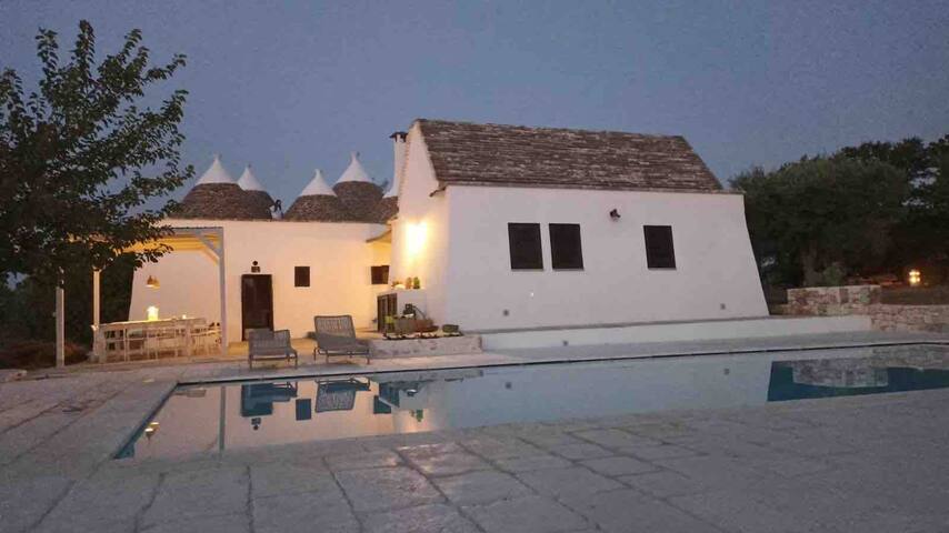“Trullo dei loti” in Valle d’Itria con piscina