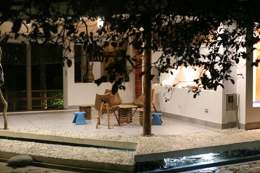 Fachada desde el acceso principal.