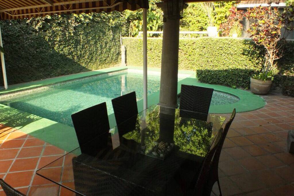 Comedor en terraza / Outdoor dining