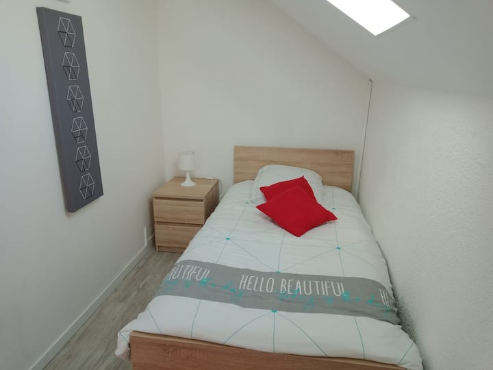 1 човек стая с нощно шкафче и лампа, както и скрин за съхранение