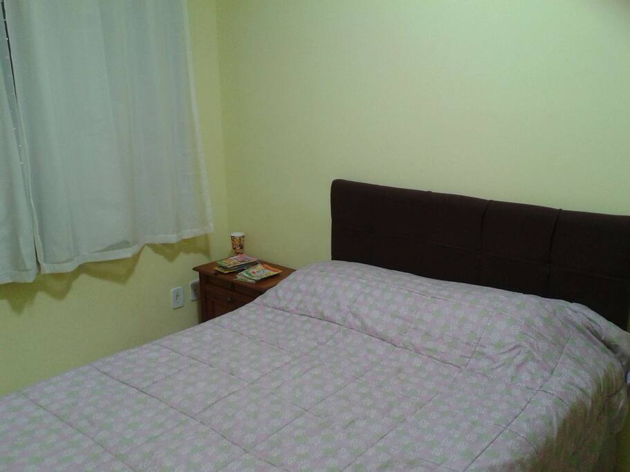 Quarto com cama de casal e cortina black out. Cantinho aconchegante! ♥♥♥