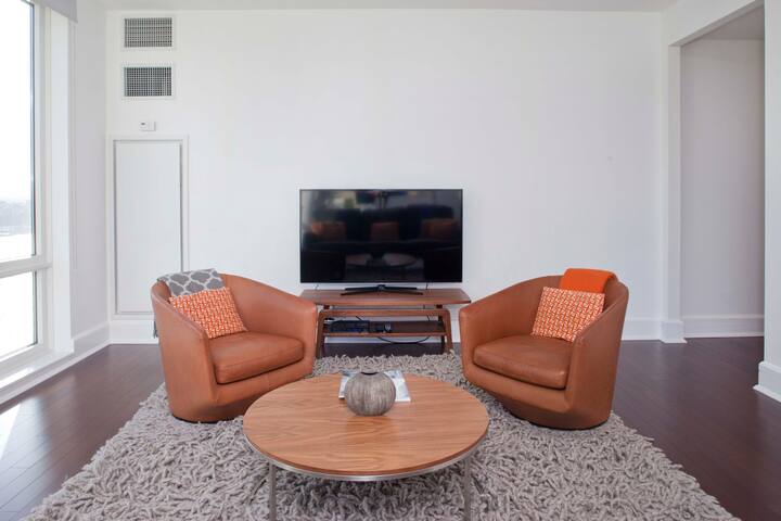 Breathtaking City Views 3 Bed Apt. in Lincoln Sq! gallery image 4