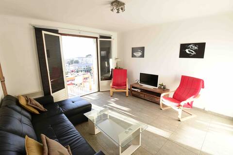 Successful Airbnb property: Bright, quiet 2-bedroom in Hyères with large terrace in Hyères