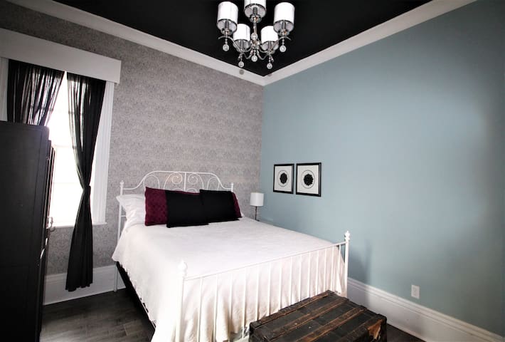 The Munro House: Annie Queen Bedroom with ensuite
