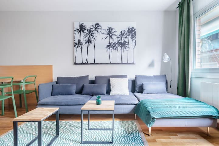 Bright, Trendy Apartment in Sants