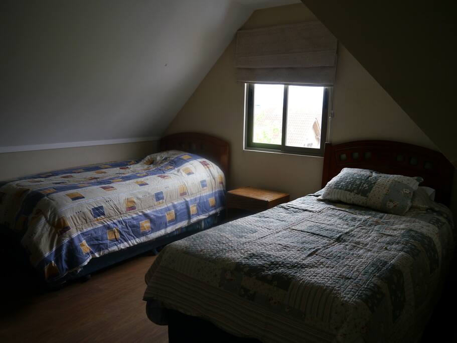 Amplia y cómoda habitación en tercer piso. Cuenta con dos cama nido de 1 plaza y media.