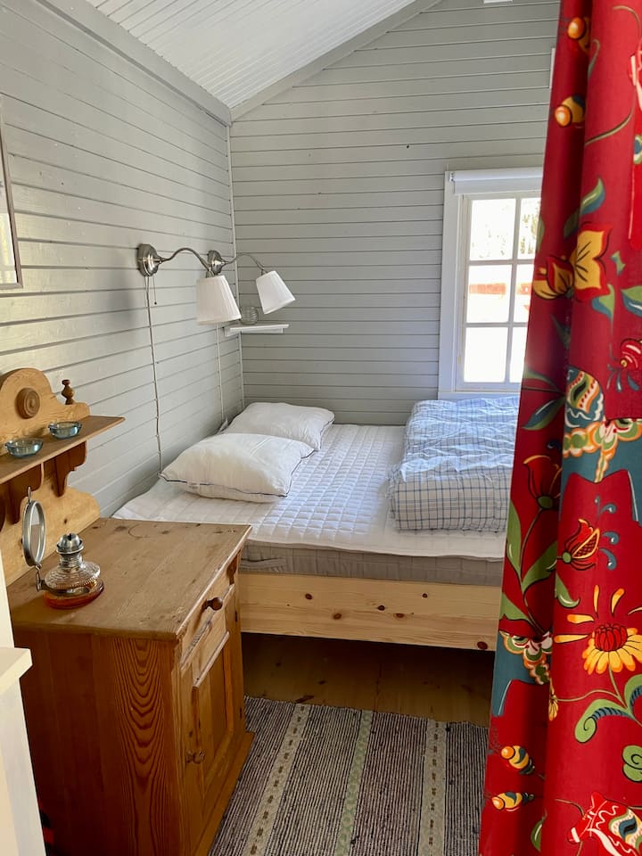 Chumba cha kulala kilicho na kitanda kidogo cha watu wawili sebuleni. 