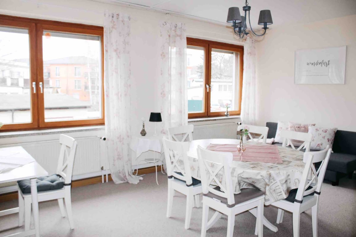 ห้องนั่งเล่นพร้อมโต๊ะรับประทานอาหารแบบขยายได้พื้นที่ทำงานและโซฟา (นอน) 2 ตัว