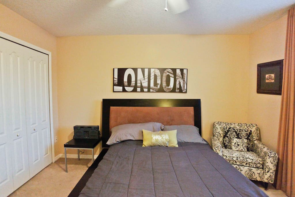 London Bedroom
with Lake View