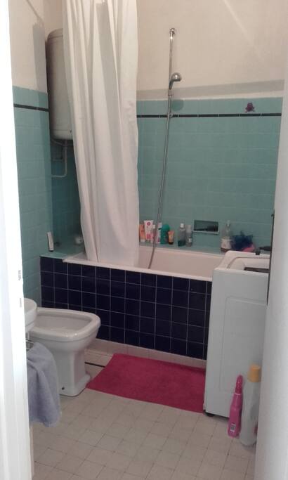Grande salle de bain avec baignoire et lave linge (draps de bain fournis à la demande)